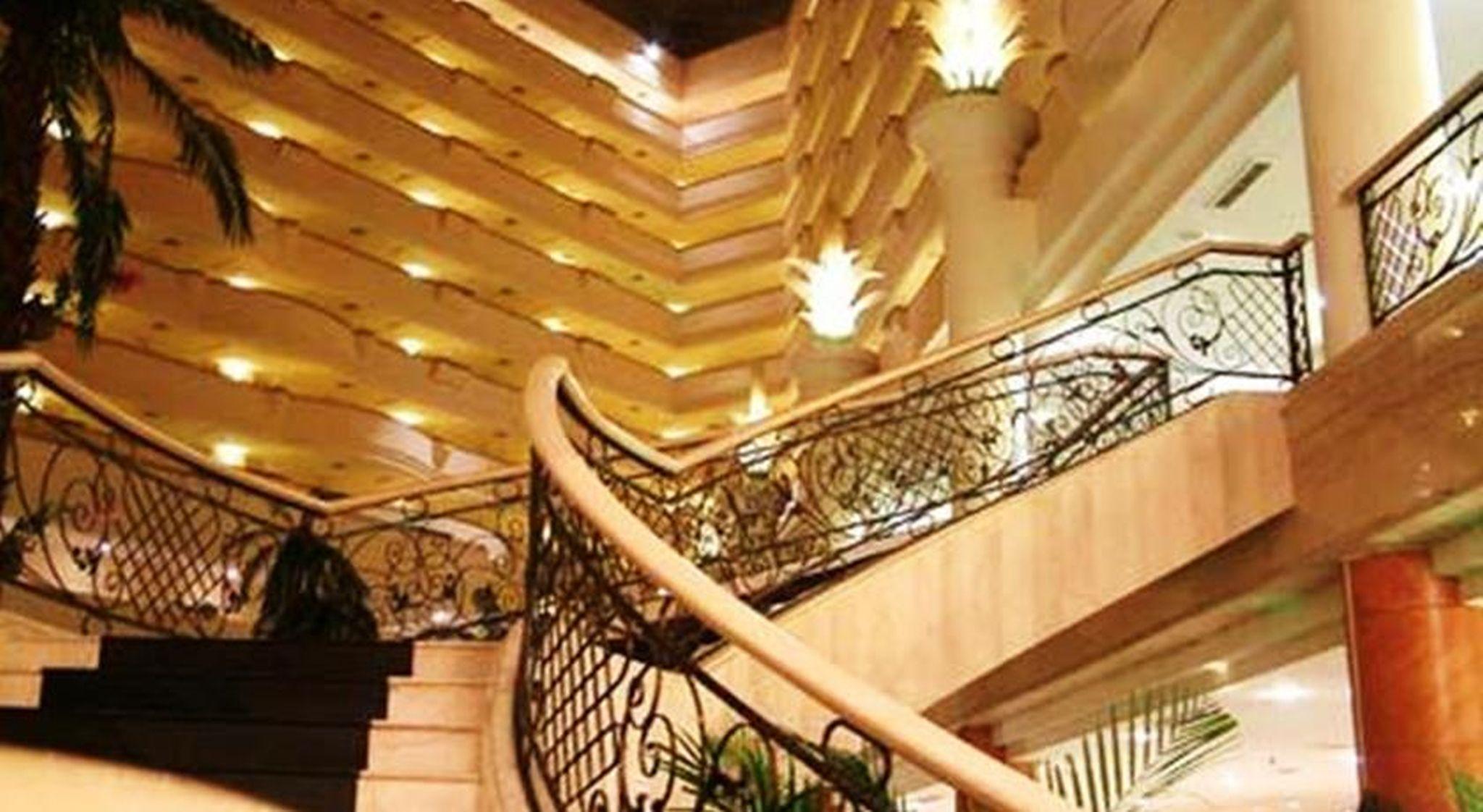 Berjaya Waterfront Hotel, Hotel 4*