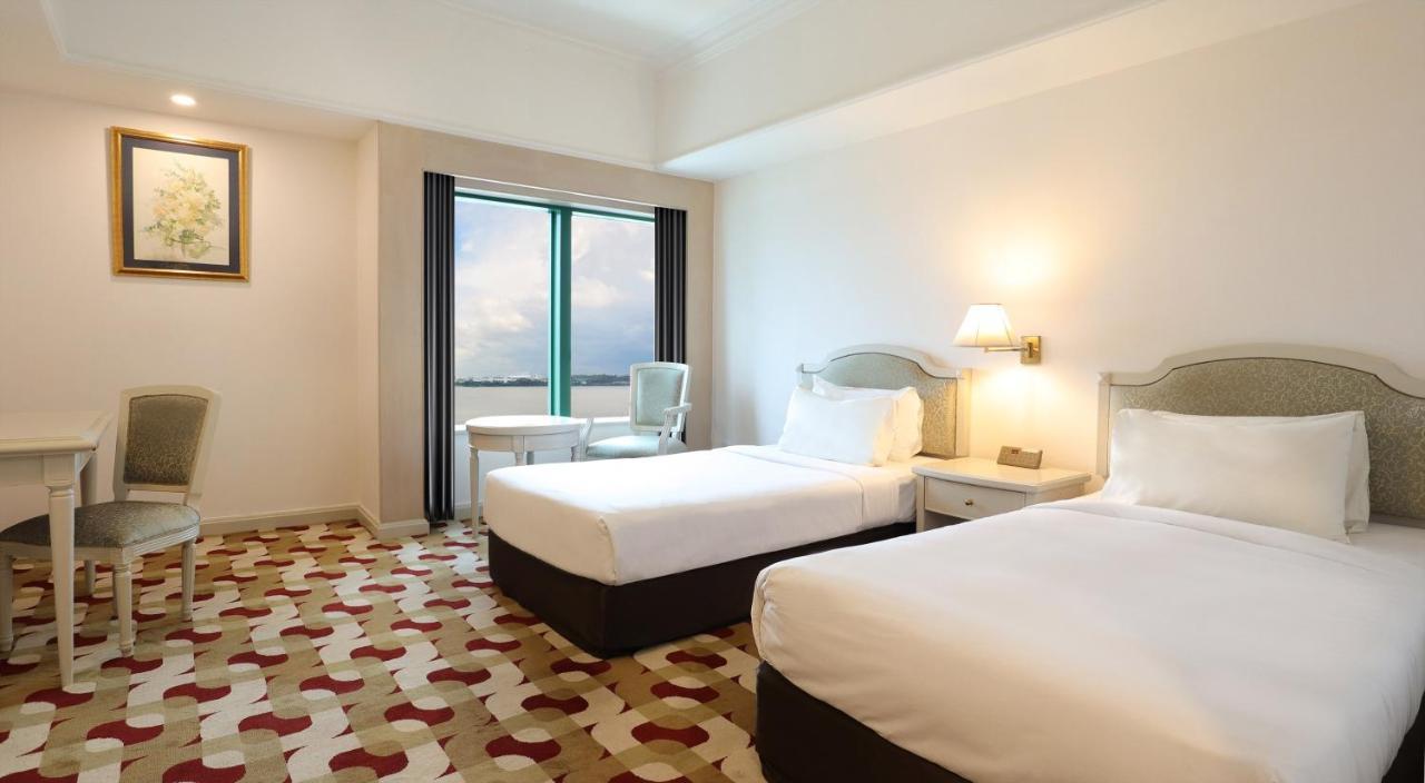 Berjaya Waterfront Hotel, Hotel 4*
