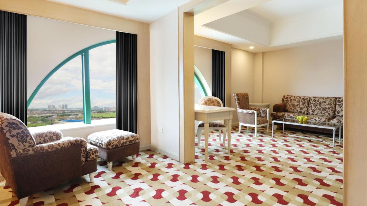 Berjaya Waterfront Hotel, Hotel 4*