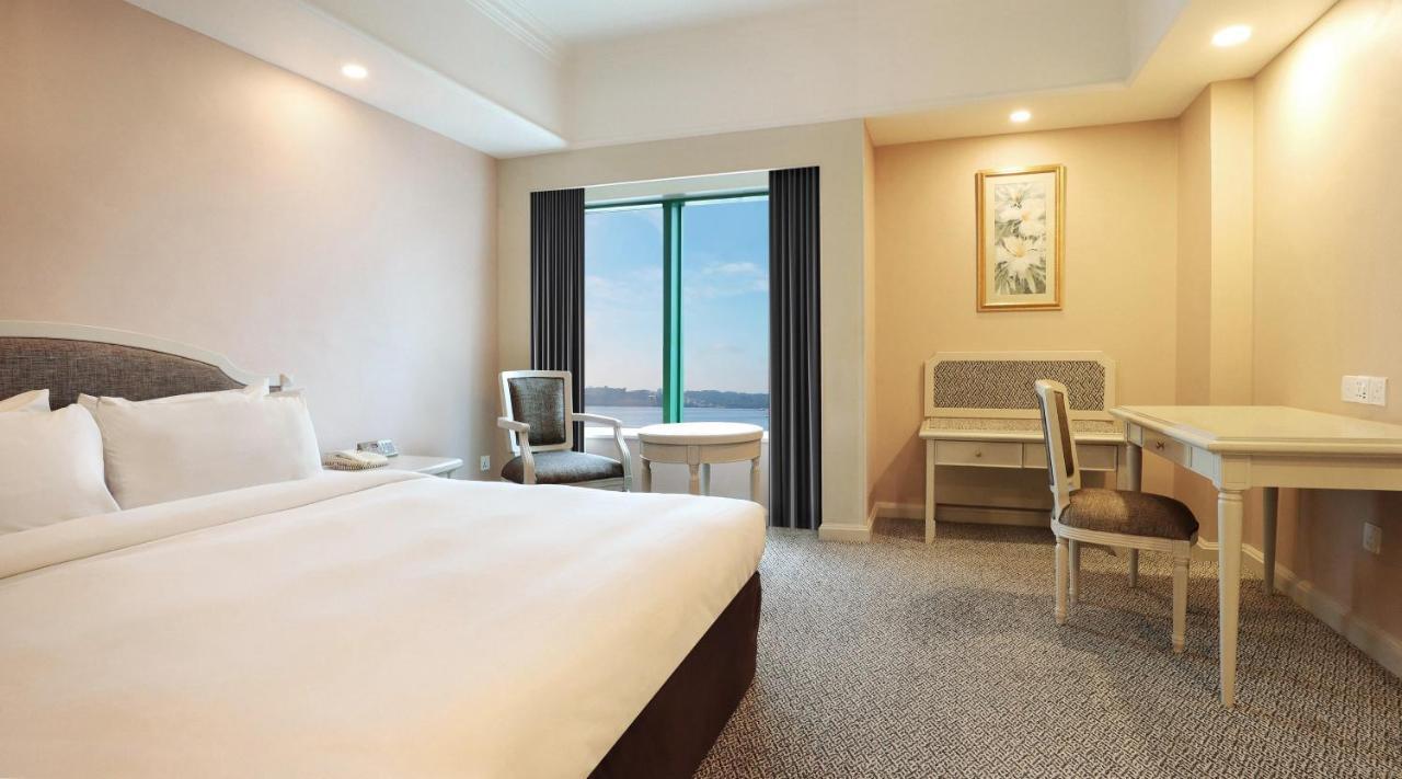 Berjaya Waterfront Hotel, Hotel 4*