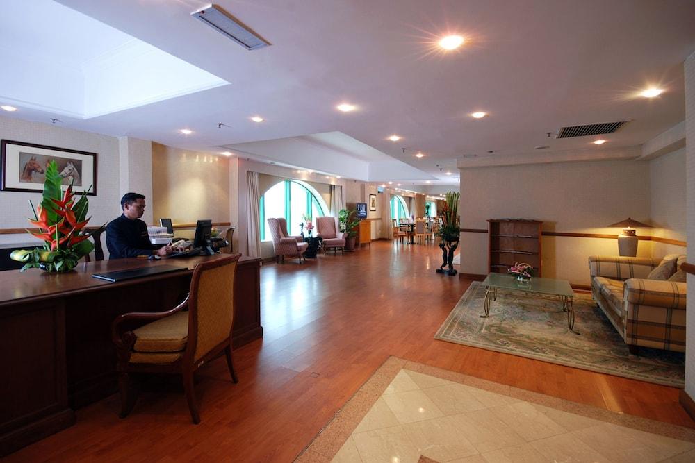 Hotel Berjaya Waterfront Hotel, 4*