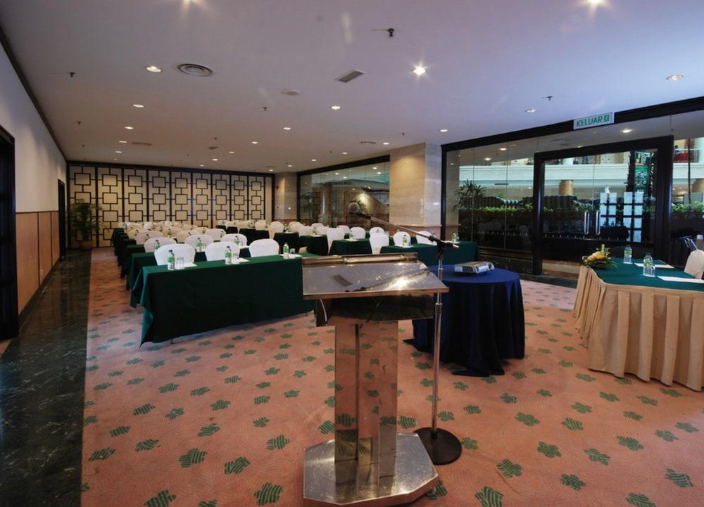 Berjaya Waterfront Hotel, Hotel