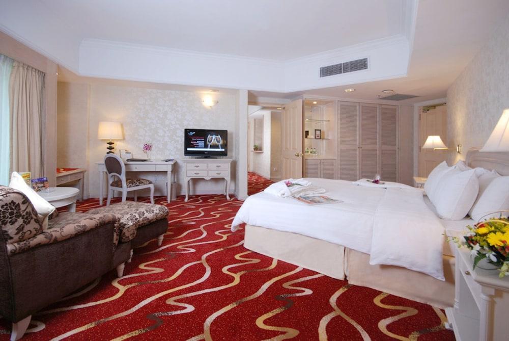 Berjaya Waterfront Hotel, 4*
