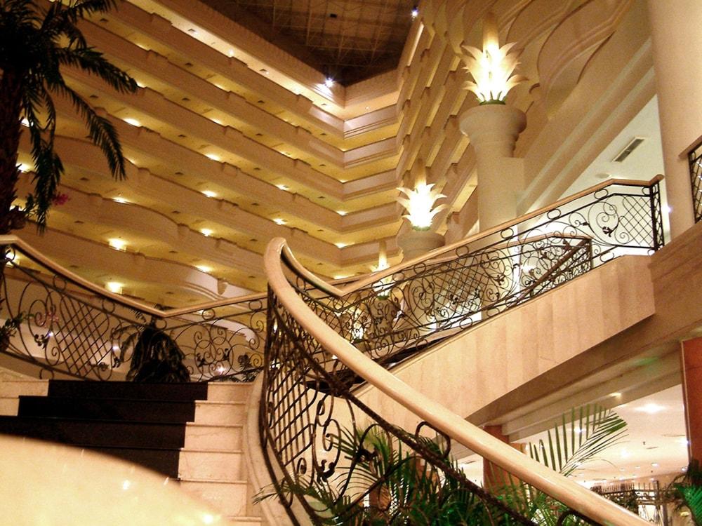 Berjaya Waterfront Hotel, 4*