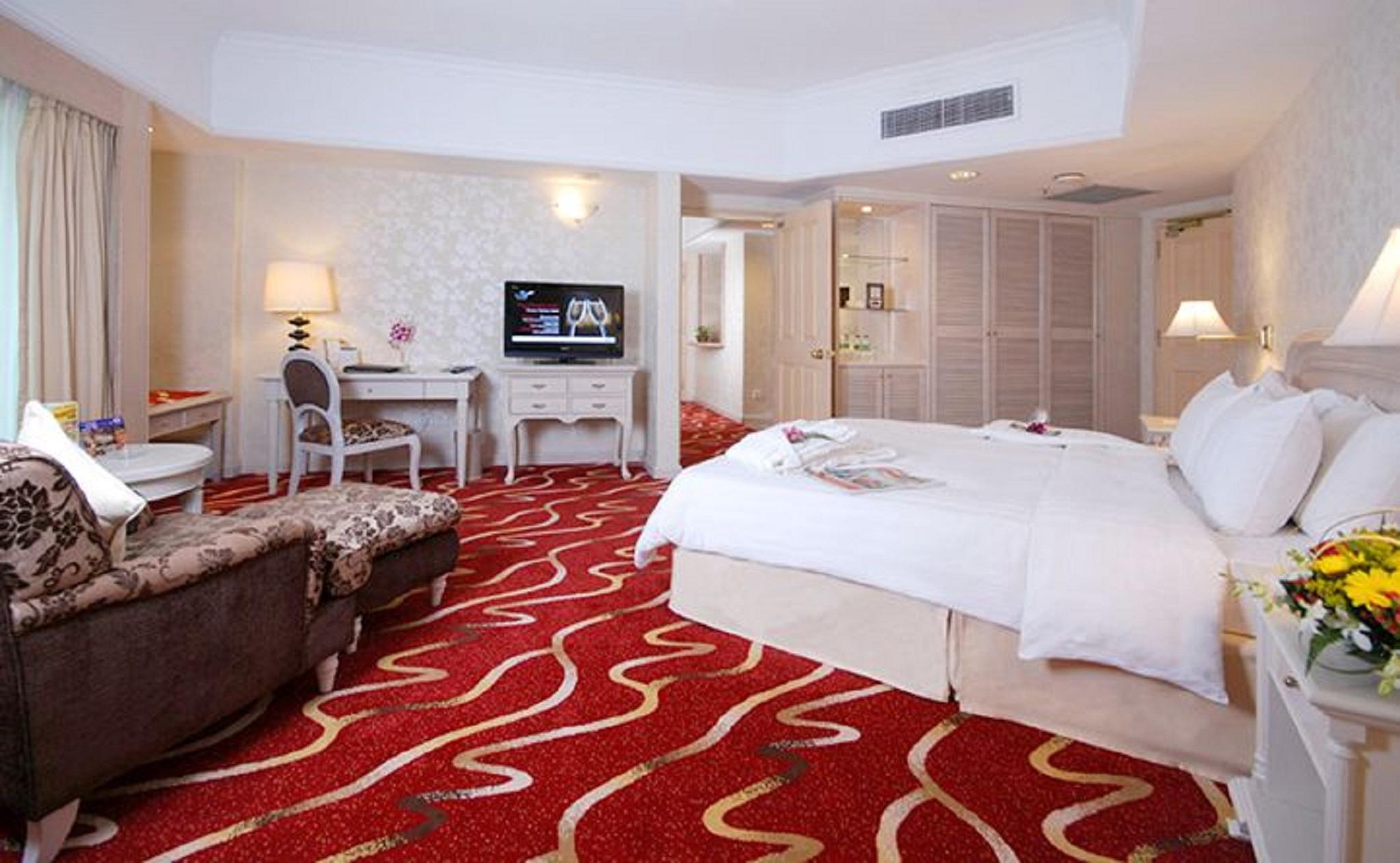 Berjaya Waterfront Hotel, Hotel