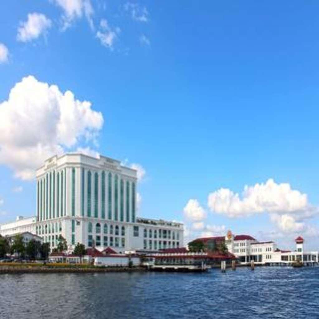 Berjaya Waterfront Hotel, Hotel