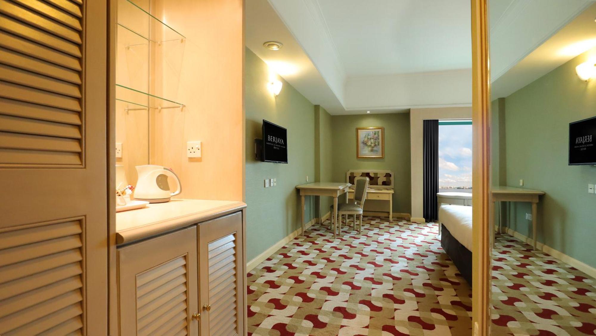 Hotel Berjaya Waterfront Hotel, 4*